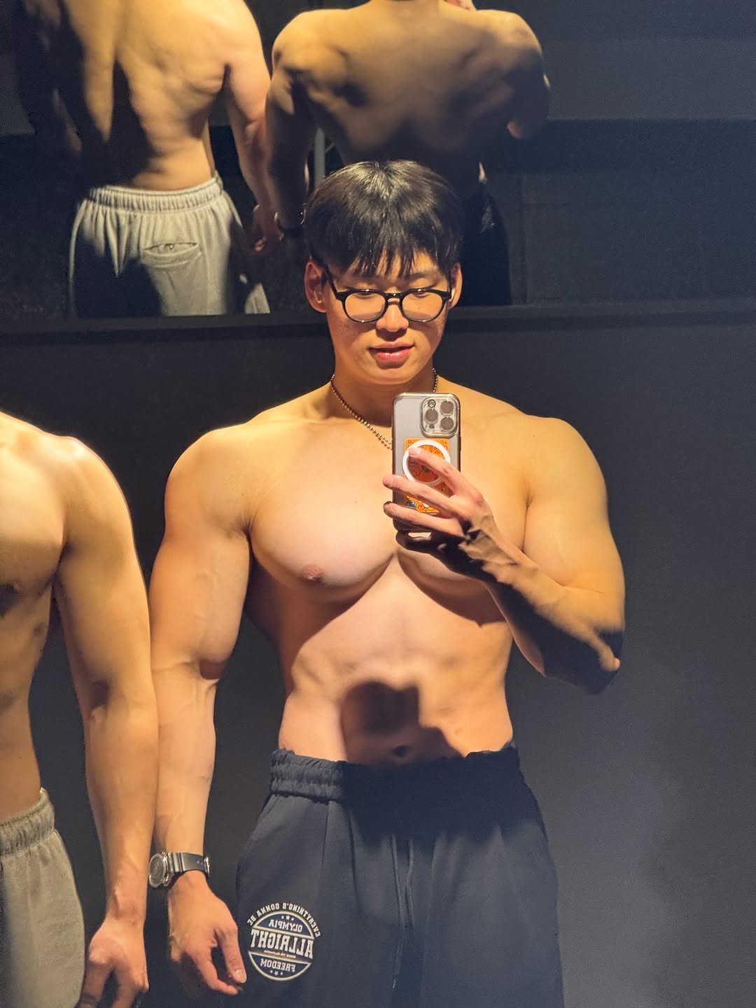 Photo by 지민GYMIN on December 28, 2025. May be a selfie of one or more people, biceps, people bodybuilding and text.