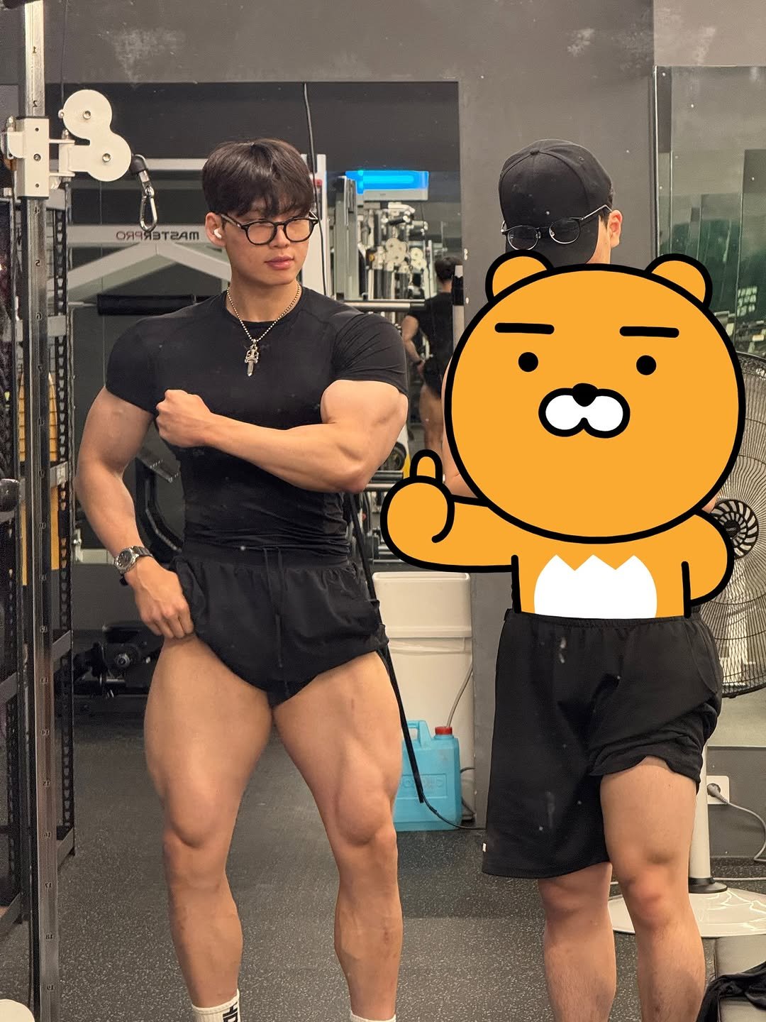 Photo by 짐인 on June 29, 2025. May be an image of 2 people, biceps, people bodybuilding and text.