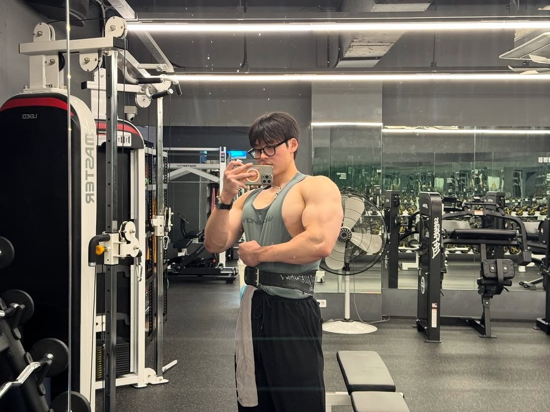 Photo by 지민GYMIN on November 22, 2025. May be an image of one or more people, biceps, people bodybuilding and text.