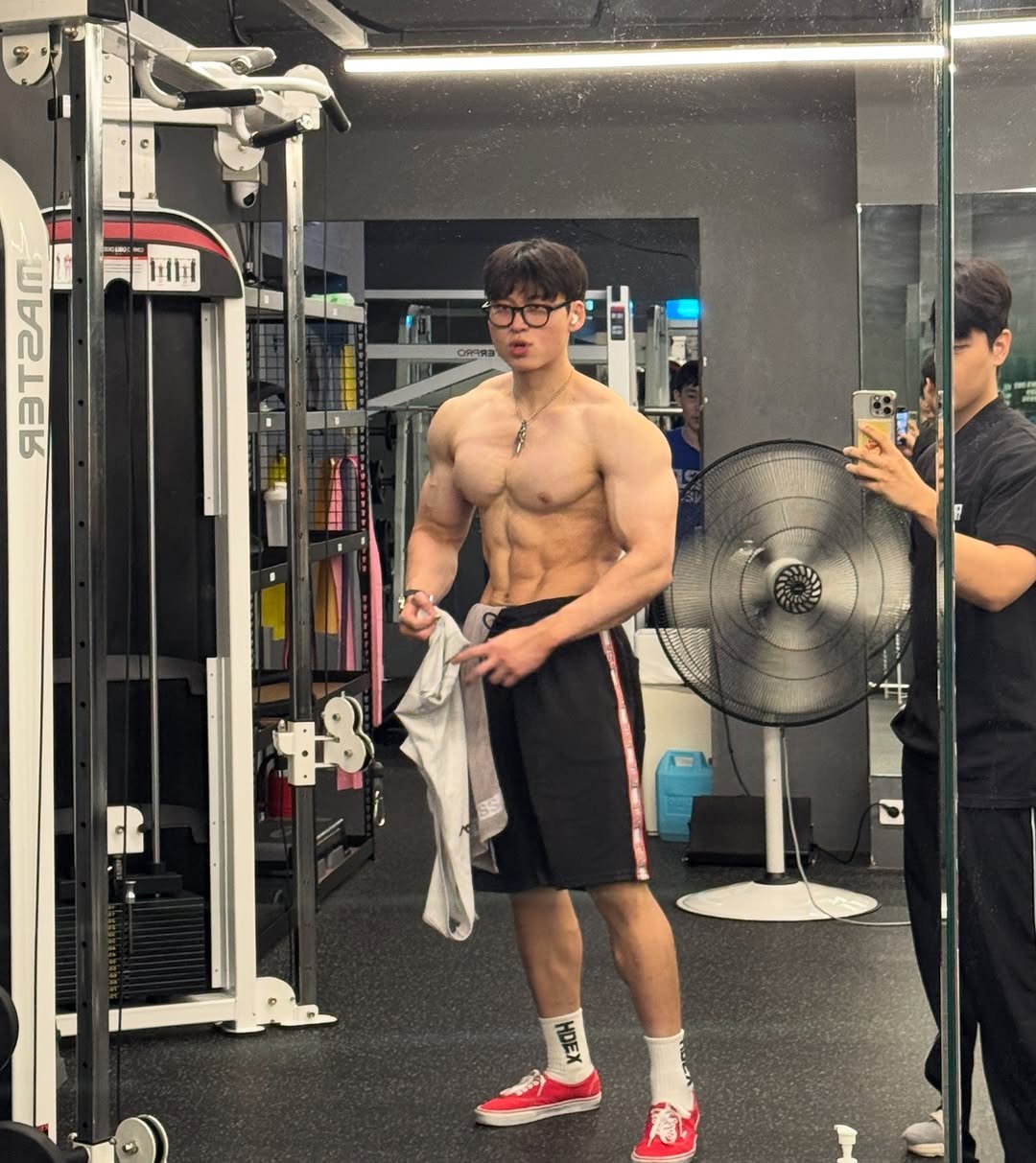 Photo by 지민GYMIN on October 09, 2025. May be an image of 2 people, biceps, people bodybuilding and text.