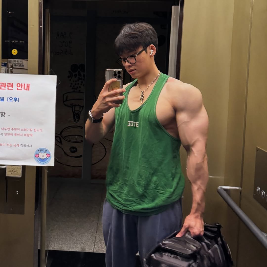 Photo by 지민GYMIN on August 24, 2025. May be an image of 1 person, biceps, body building and text that says '관련 안내 의 [오후) 항 놔두면 뇌두근주년이쓰레기갑습니다 년이 쓰레기장 합니다 단달희 묶어서 람에 기 는 문에 정리혁서 30TE 씨비스 7 屋'.