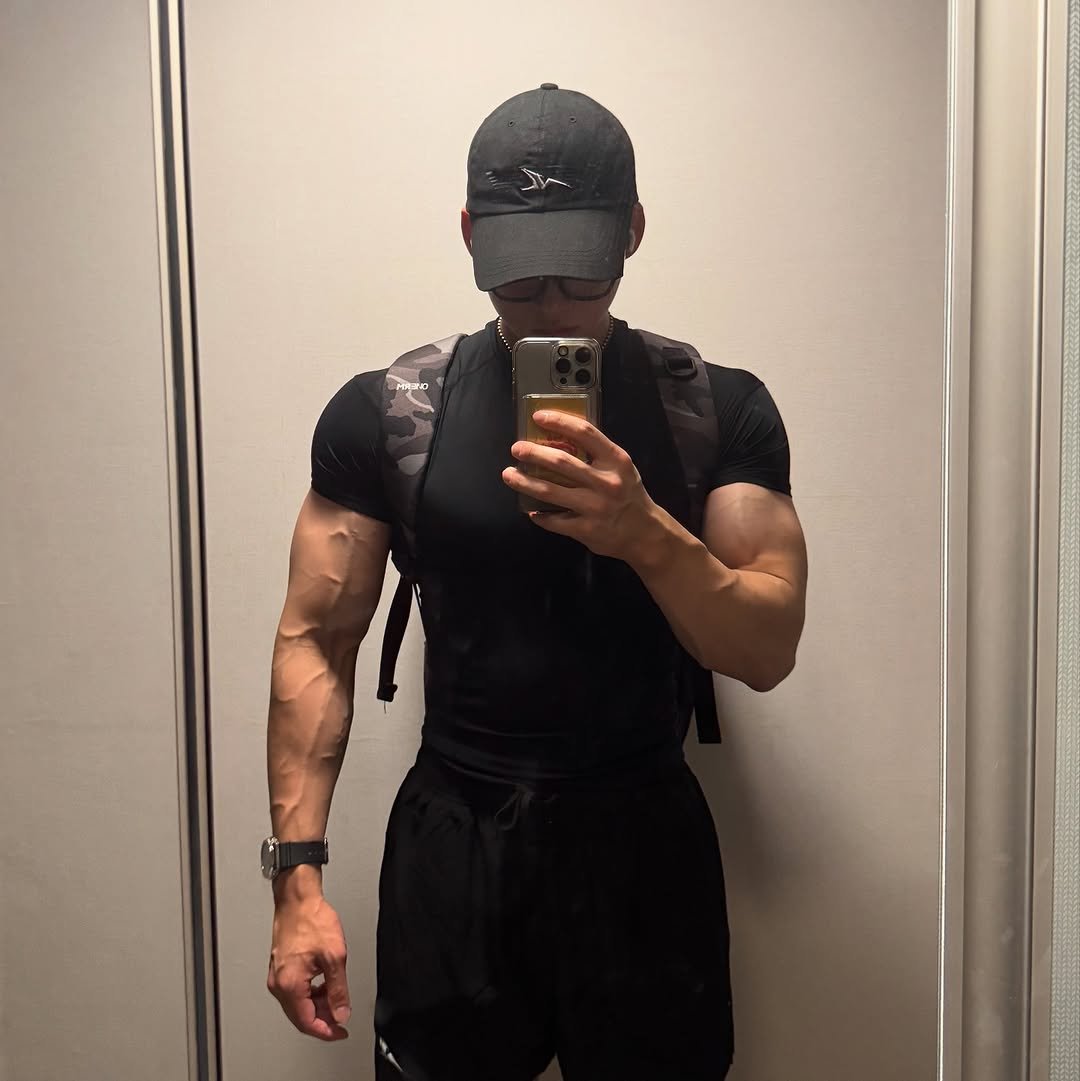 Photo by 지민GYMIN on August 29, 2025. May be a selfie of 1 person, biceps, body building, sportswear and text.