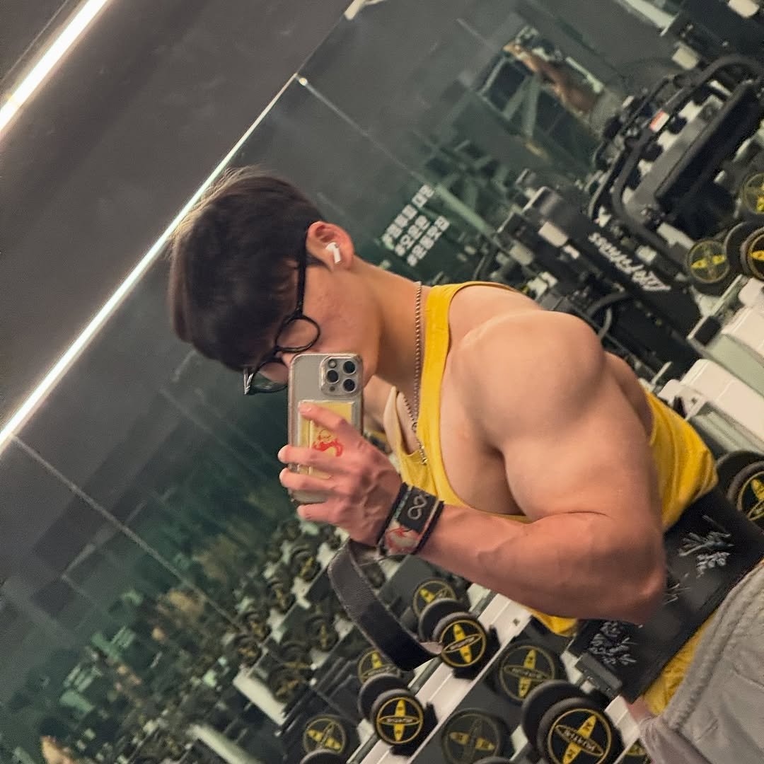 Photo by 짐인 on July 28, 2025. May be an image of 1 person, biceps, body building and text.