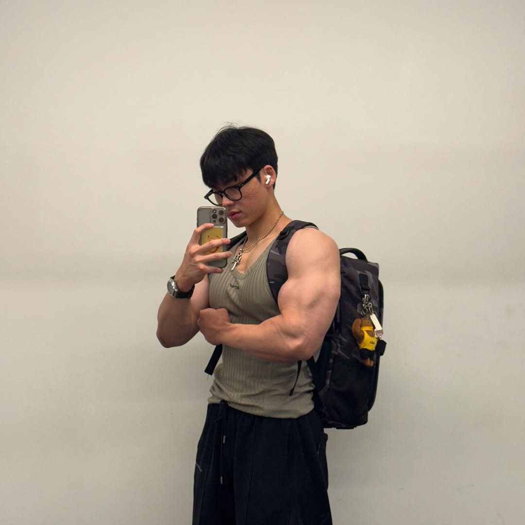 Photo by 짐인 on August 16, 2025. May be an image of 1 person, biceps, body building and text.