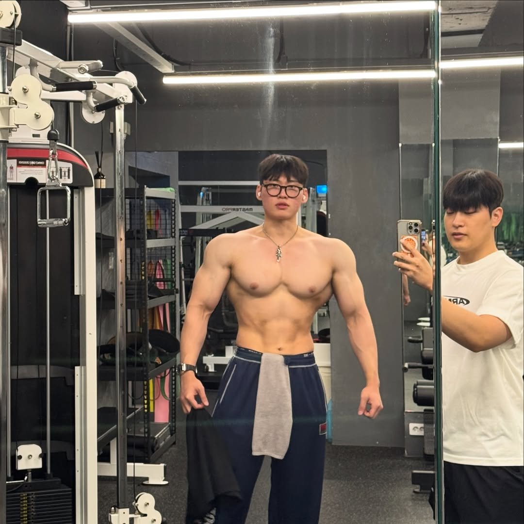 Photo by 지민GYMIN on November 26, 2025. May be an image of one or more people, biceps, people bodybuilding and text.