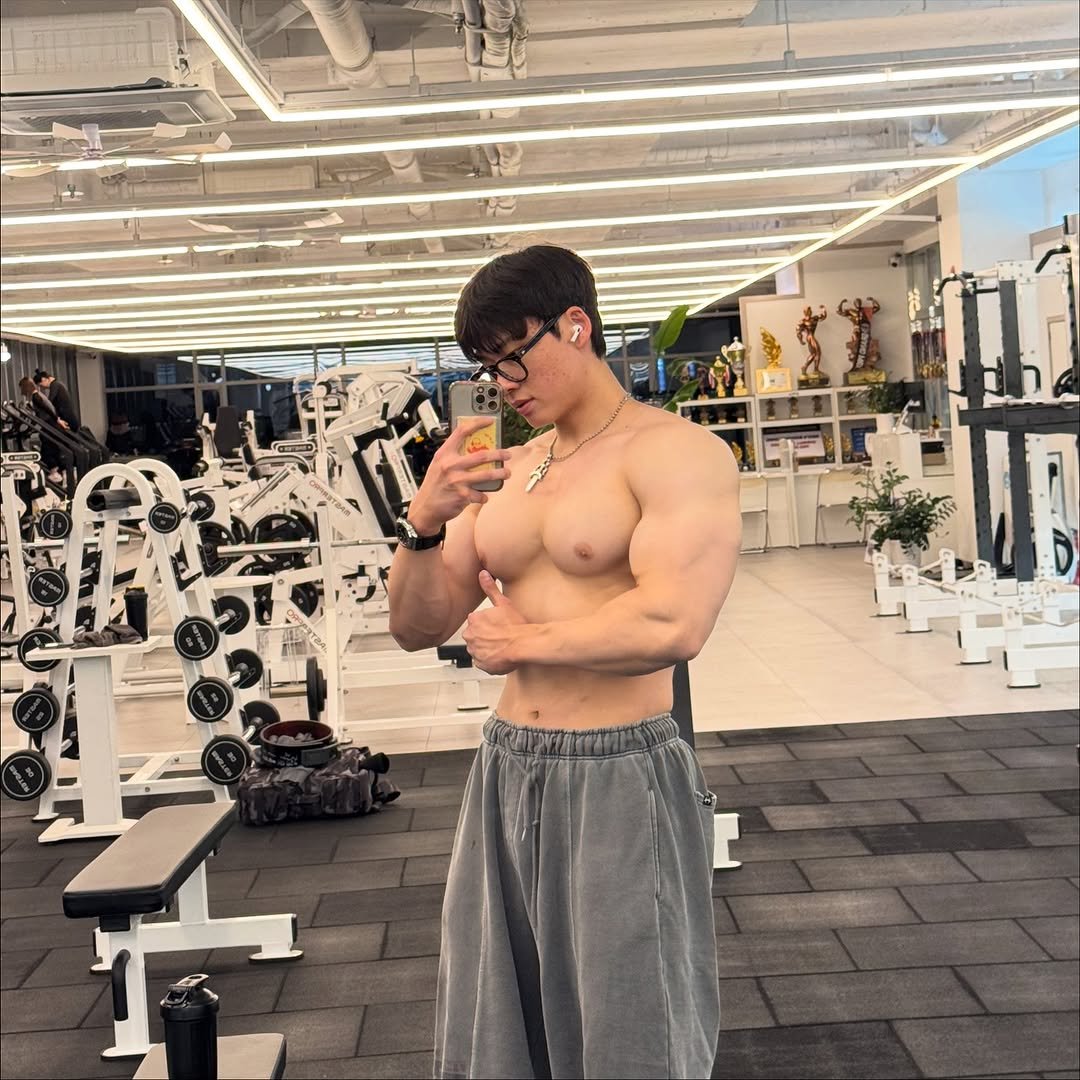 Photo by 지민GYMIN on November 07, 2025. May be an image of one or more people, biceps, people bodybuilding, dumbbell and text.