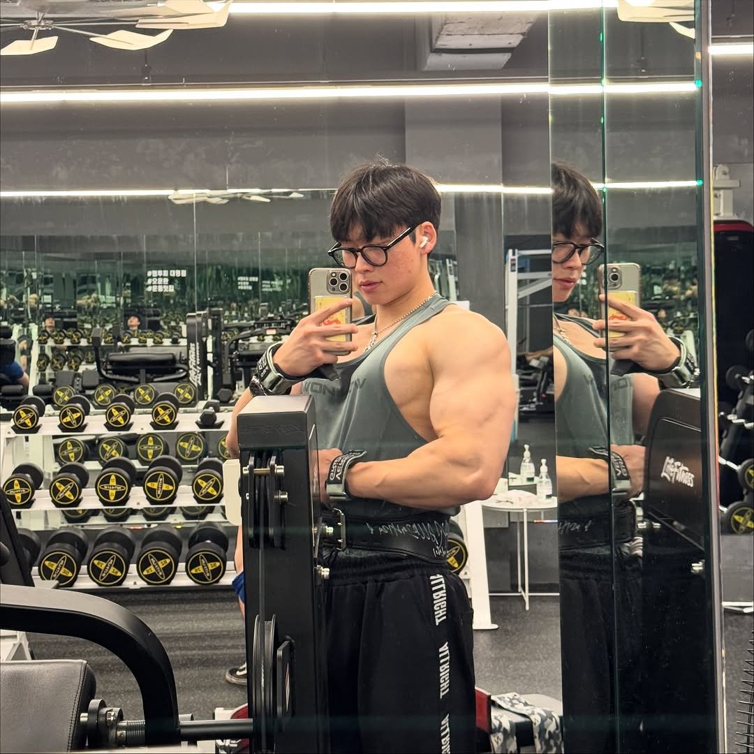 Photo by 지민GYMIN on October 19, 2025. May be an image of one or more people, biceps, people bodybuilding and text.