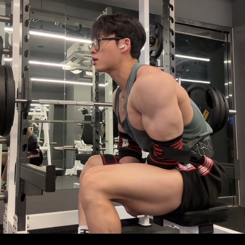 Photo by 지민GYMIN on September 24, 2025. May be an image of 2 people, people bodybuilding, barbell and text.