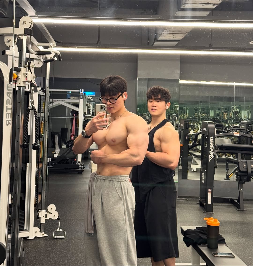 Photo by 지민GYMIN on November 14, 2025. May be an image of one or more people, biceps, people bodybuilding and text.