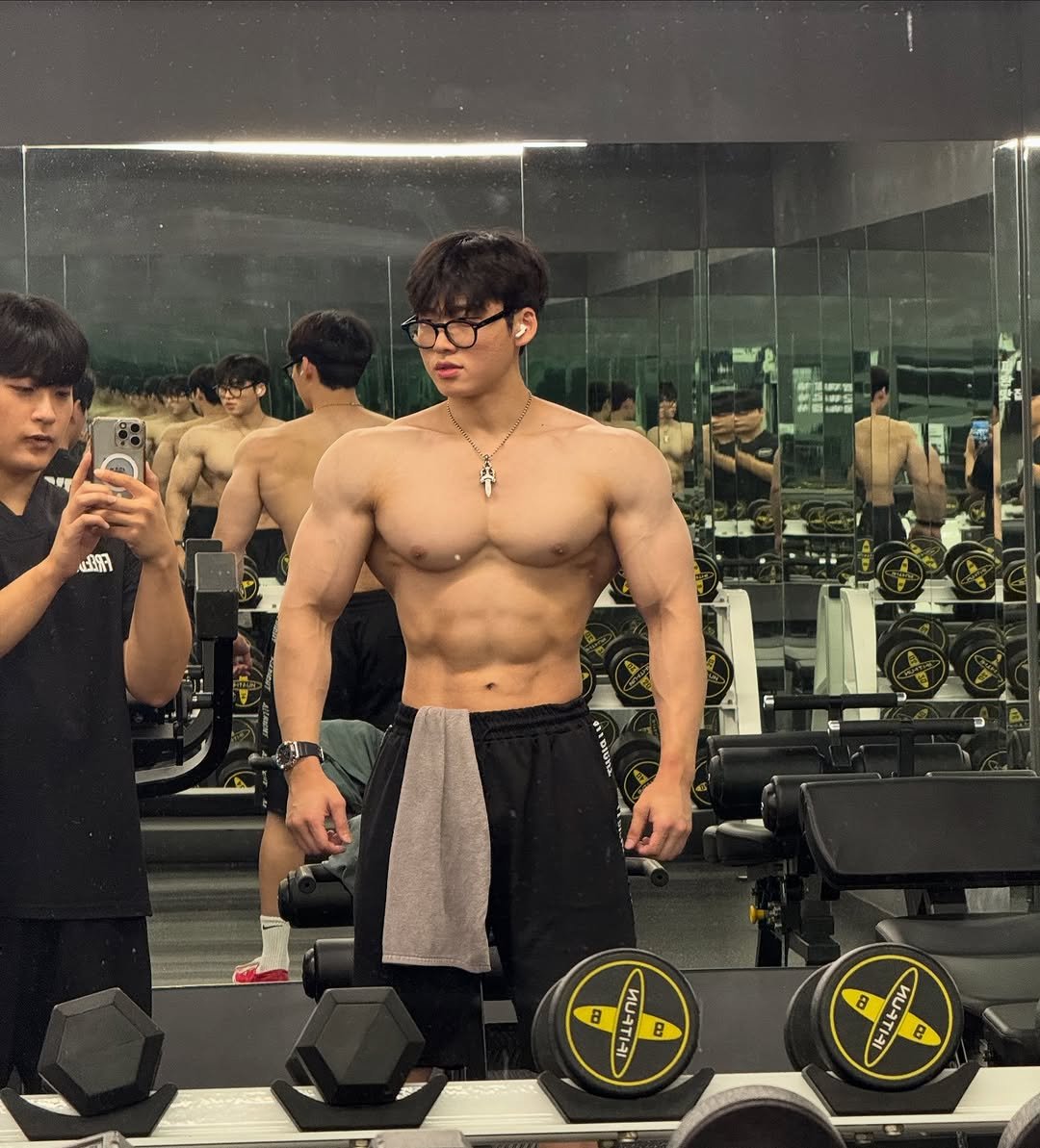 Photo by 지민GYMIN on October 03, 2025. May be an image of 5 people, biceps, people bodybuilding and text.
