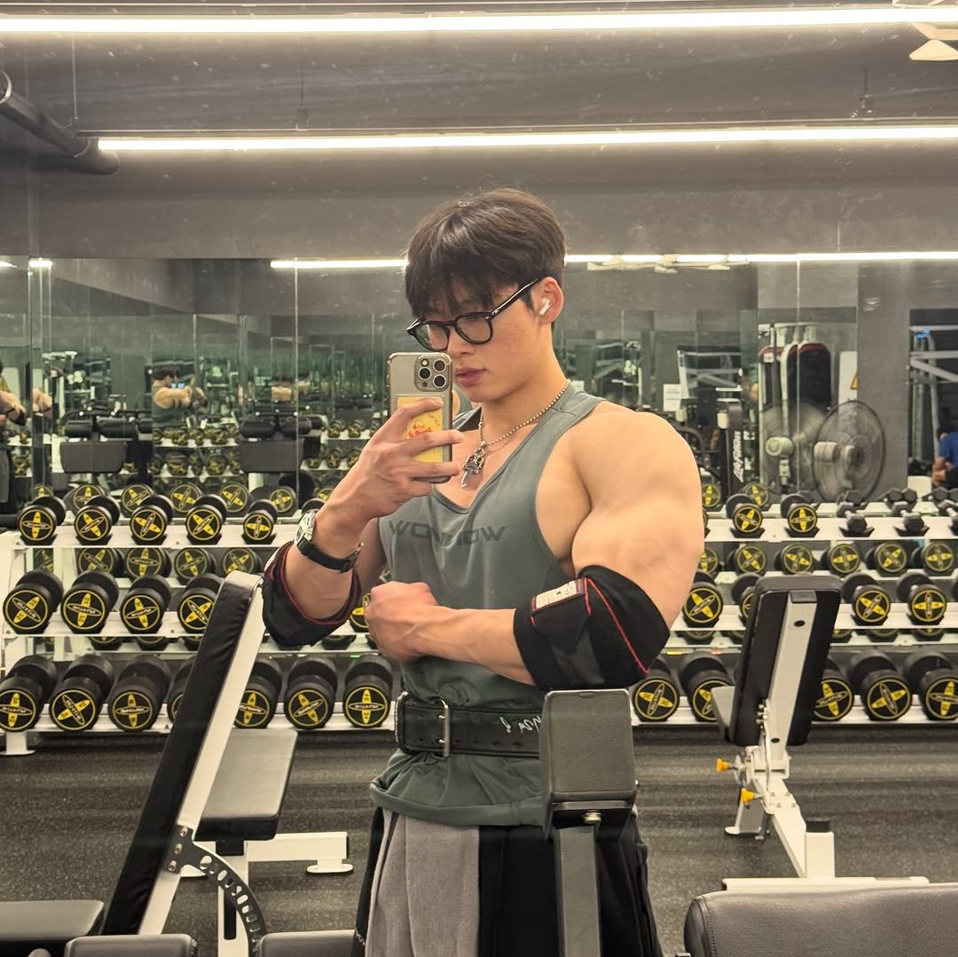 Photo by 지민GYMIN on September 29, 2025. May be an image of 2 people, biceps, people bodybuilding and text that says '4 あ ድናኛ'.