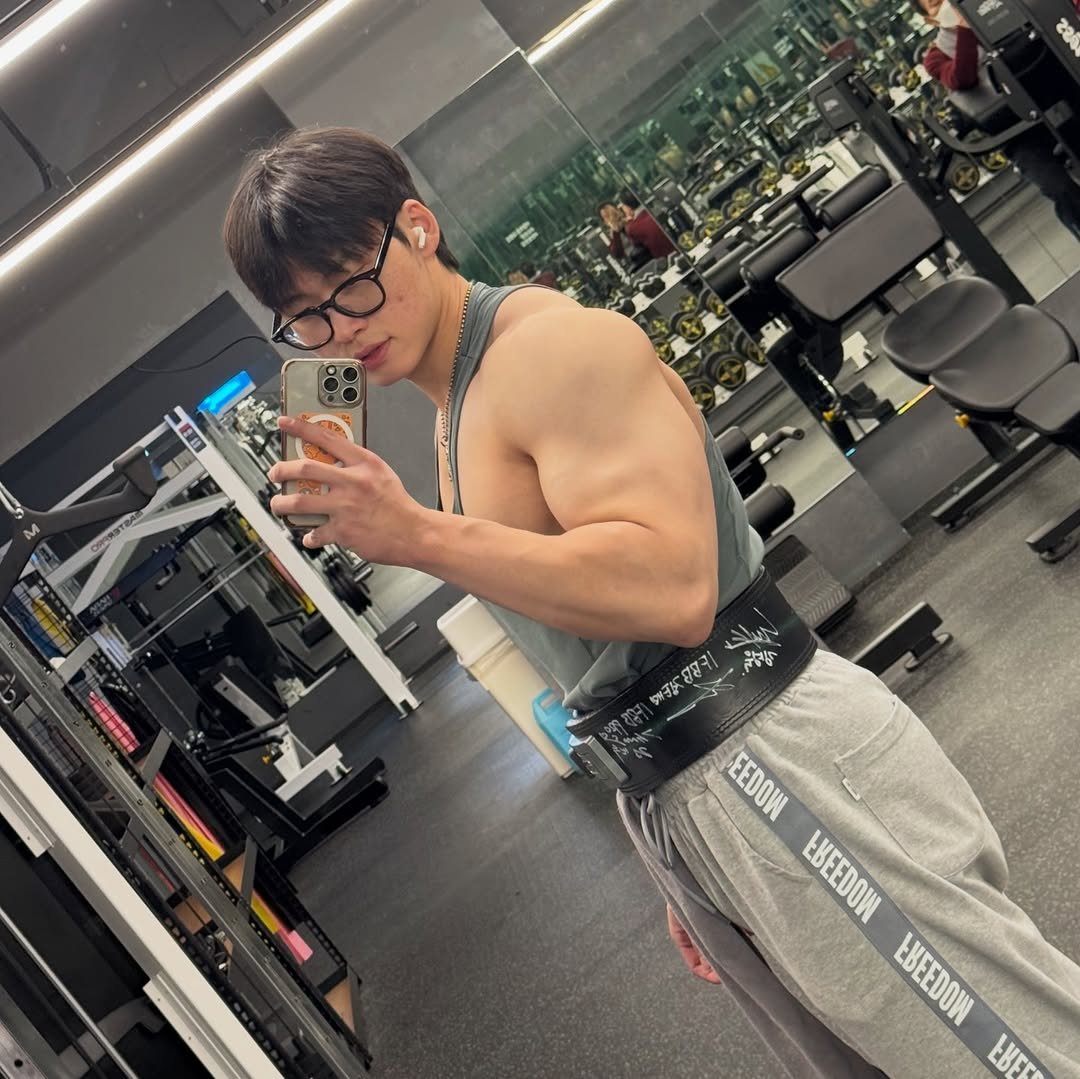Photo by 지민GYMIN on December 16, 2025. May be an image of one or more people, biceps, people bodybuilding and text.