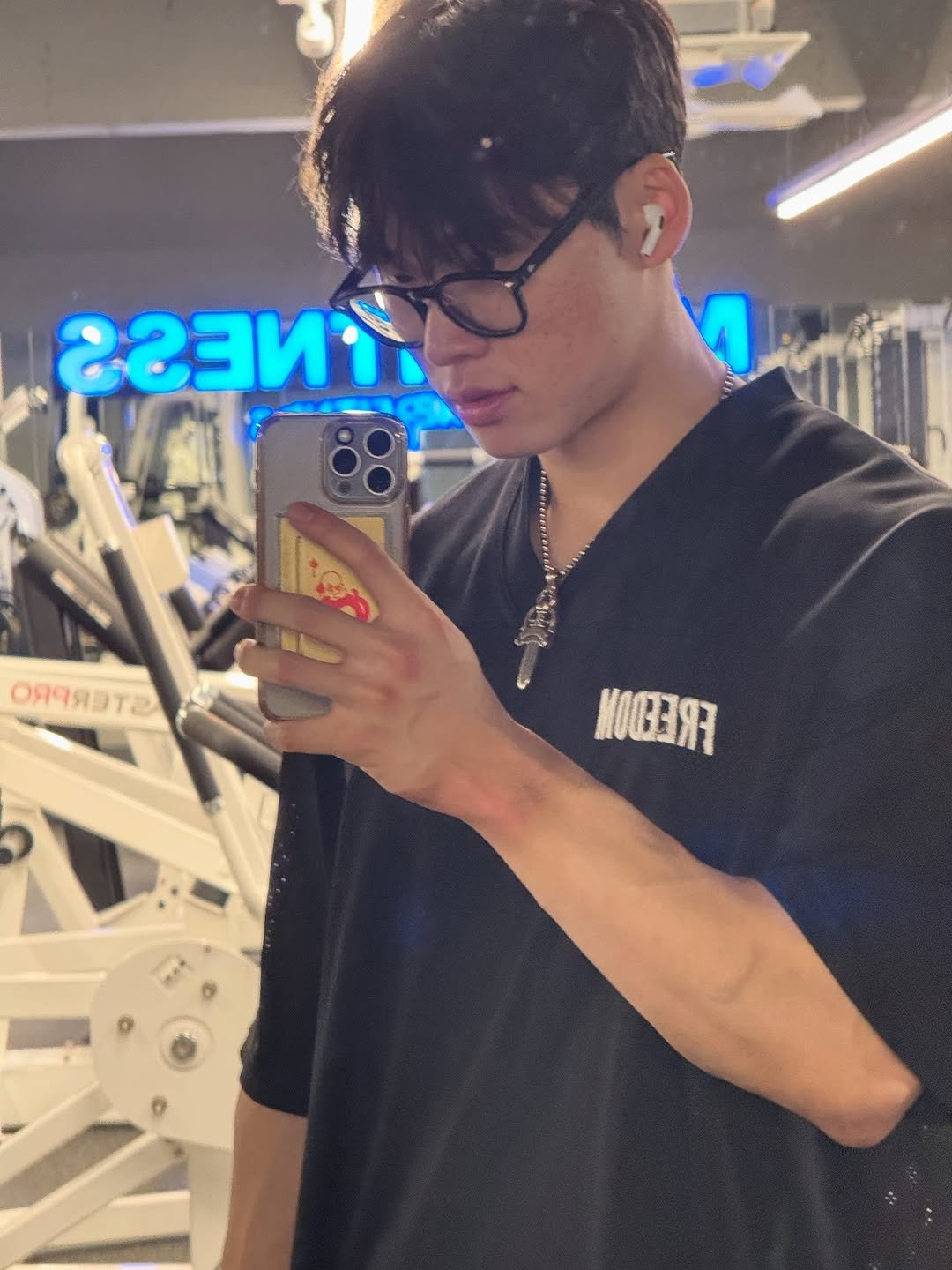Photo by 짐인 on August 01, 2025. May be a selfie of 1 person, biceps, hair, body building, sweatpants and text that says 'ггзи оячяота МОВЗЯ'.