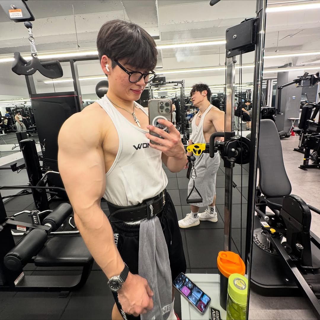 Photo by 지민GYMIN on October 23, 2025. May be an image of one or more people, biceps, people bodybuilding and text.