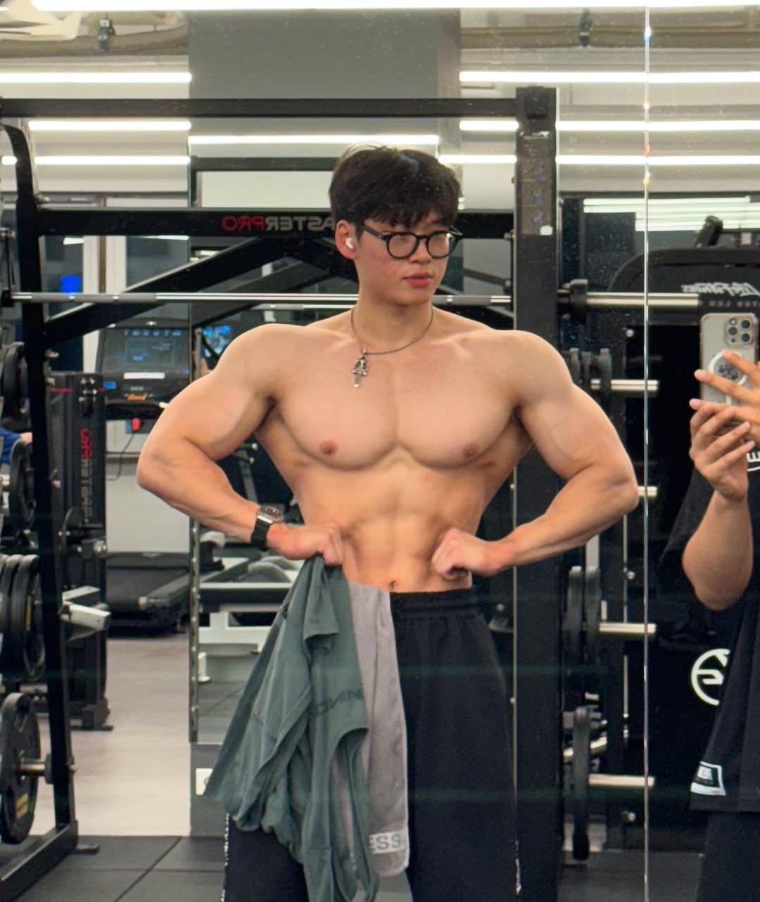 Photo by 지민GYMIN on August 19, 2025. May be an image of 2 people, biceps, people bodybuilding and text.