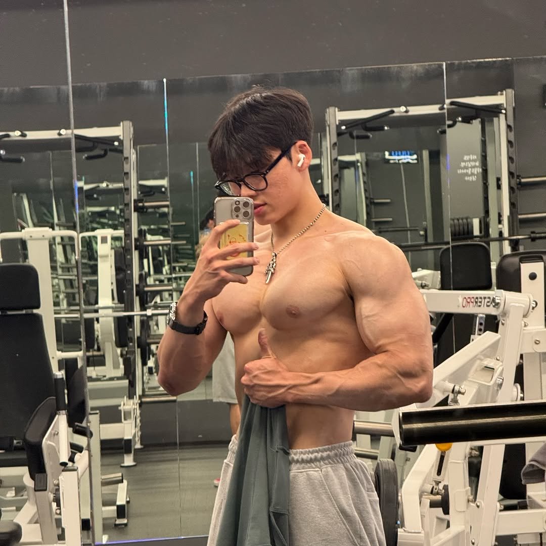 Photo by 짐인 on July 07, 2025. May be an image of 1 person, biceps, body building and text.