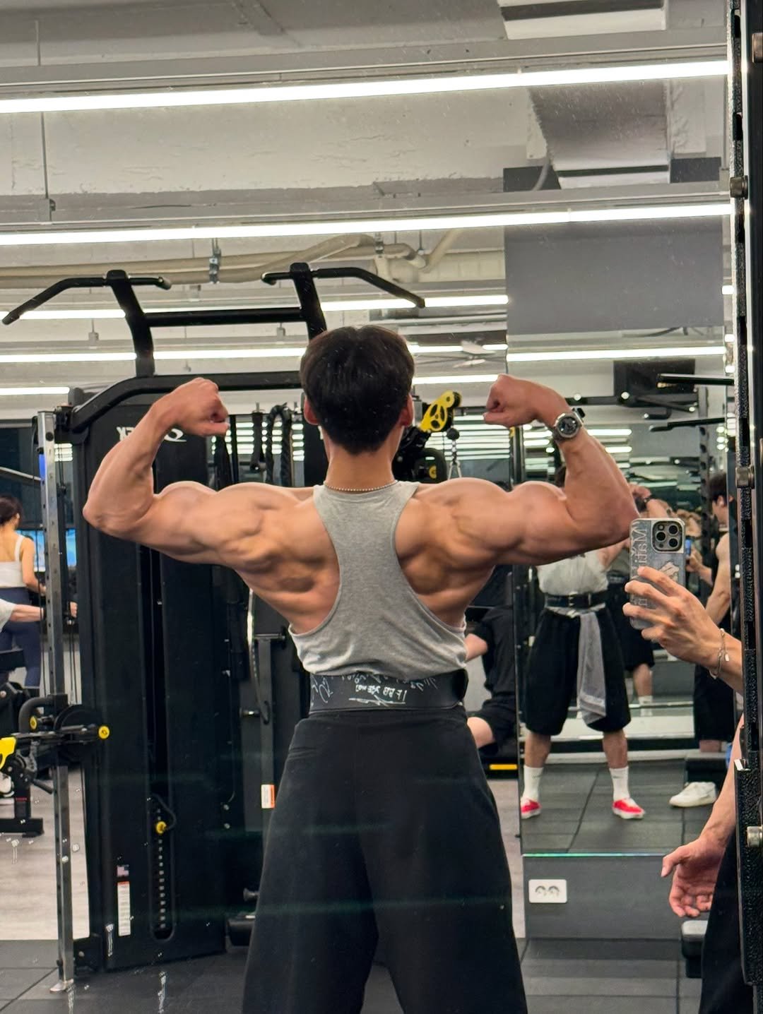Photo by 짐인 on July 22, 2025. May be an image of 4 people, biceps, people bodybuilding, barbell and text.