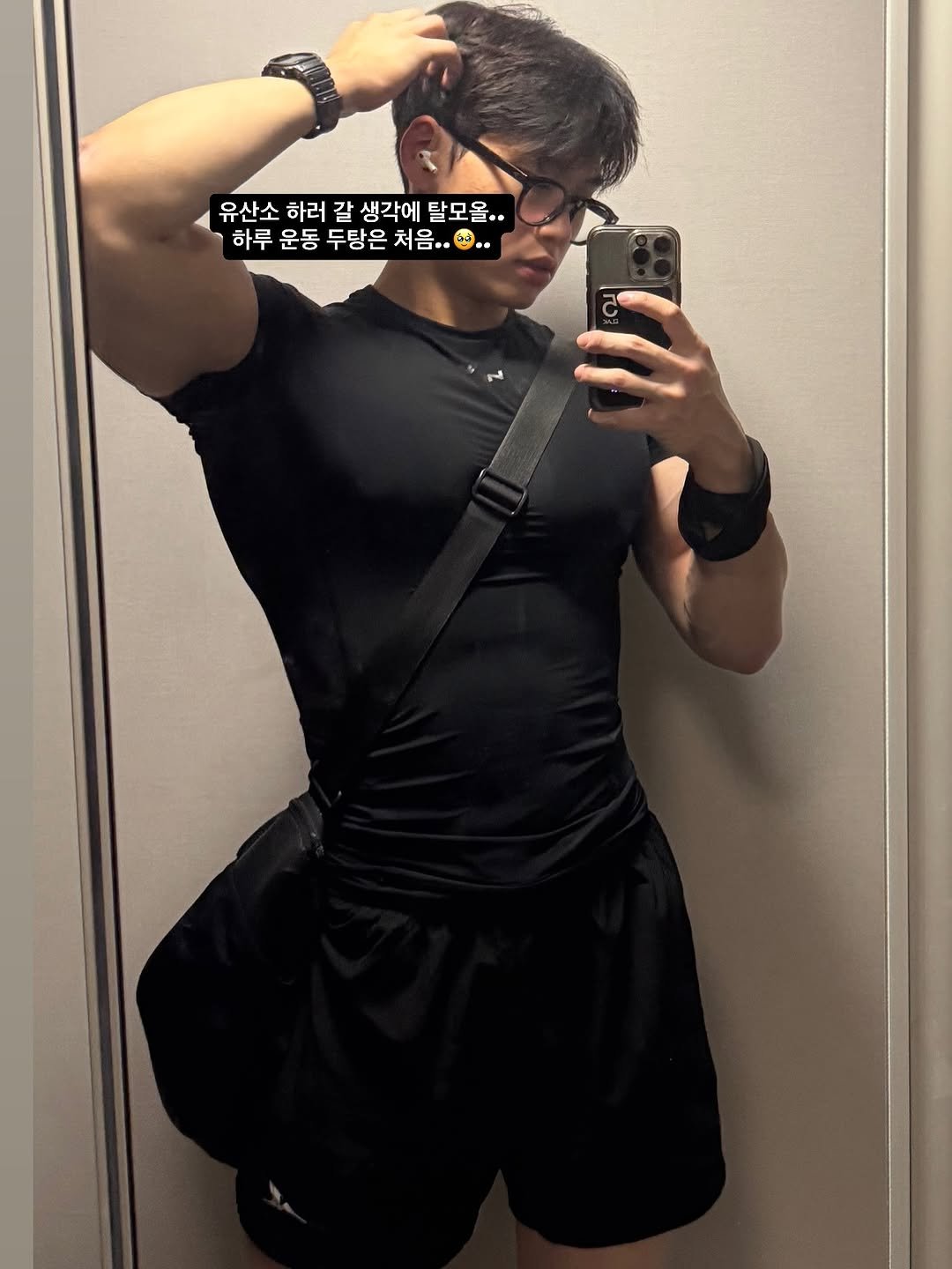 Photo shared by 지민GYMIN on September 11, 2025 tagging @official_woninow. May be a selfie of ‎1 person, biceps and ‎text that says '‎유산소 하러 갈 생각에 탈모올. 하루 운동 두탕은 الا ن‎'‎‎.