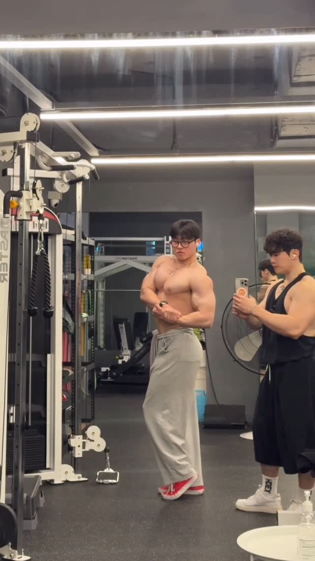 fit_miness 게시물 이미지: 아놀드 잡았고

장난입니다
아널드 행님 넘사ㅠㅠ😭❤️