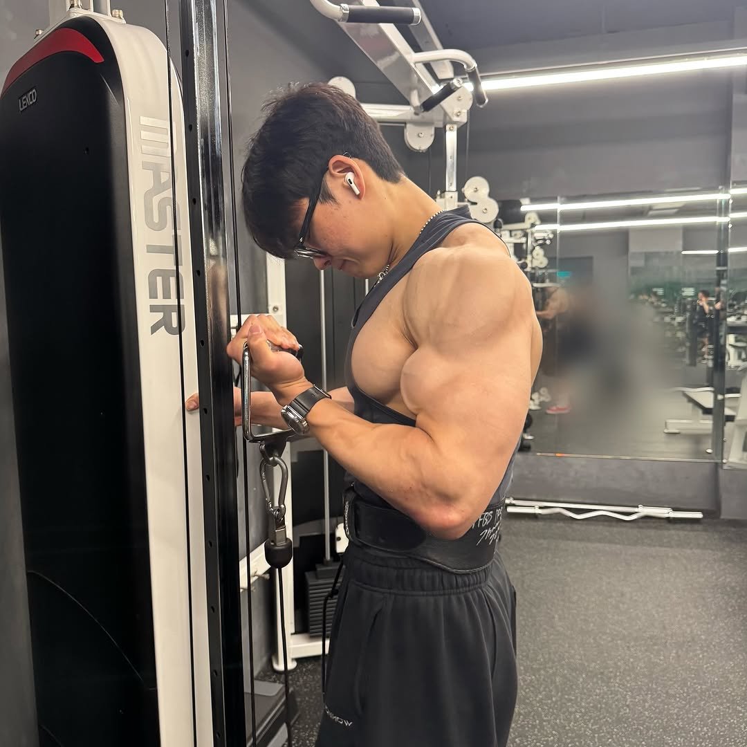 Photo by 짐인 on June 23, 2025. May be an image of 1 person, biceps, body building, dumbbell, barbell and text.