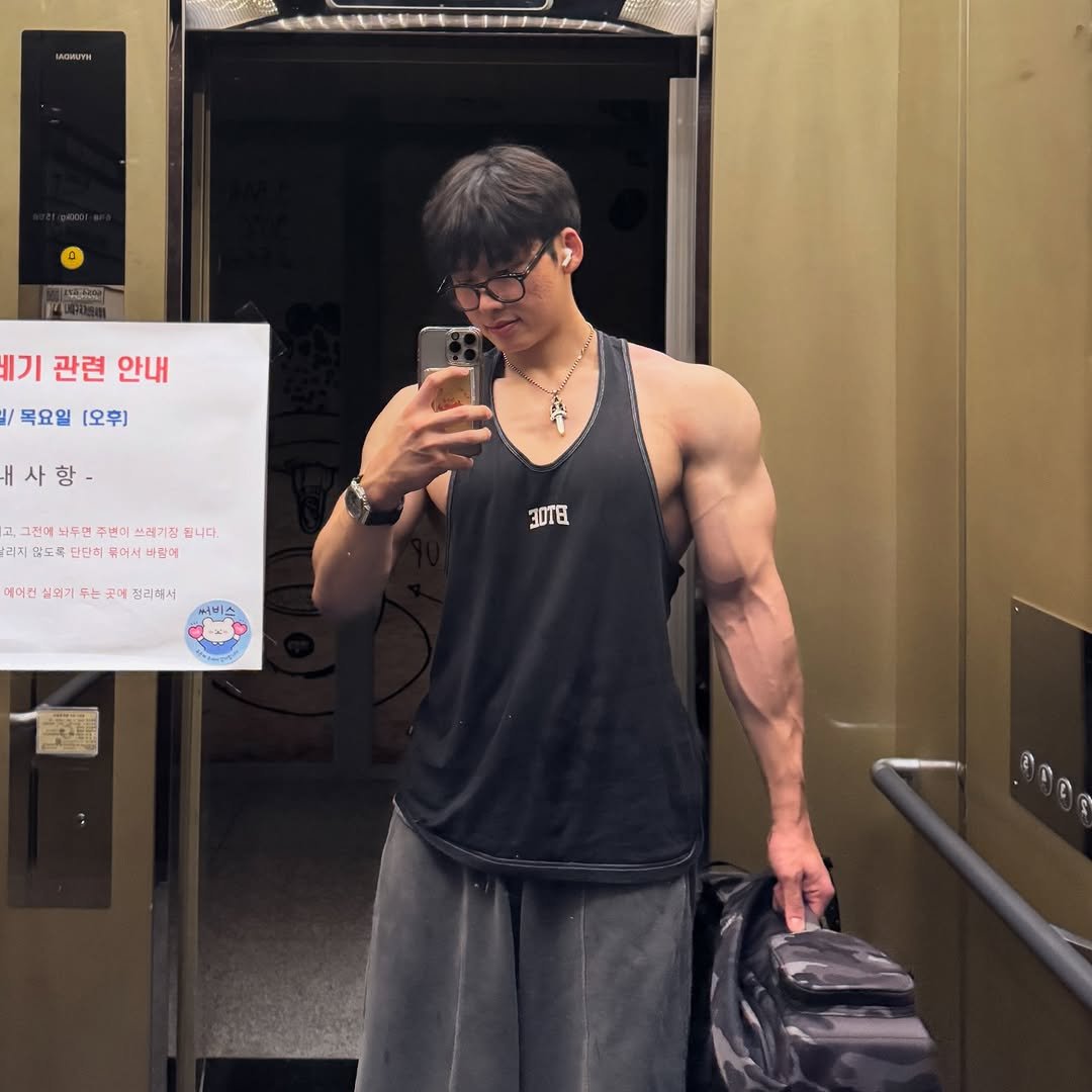 Photo by 지민GYMIN on August 30, 2025. May be an image of 1 person, biceps, body building and text.