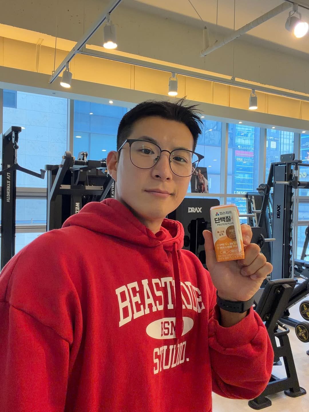 Photo shared by 남빅토리ㅣ송도PT, 인천PTㅣ조정 국가대표 출신 트레이너🇰🇷 on October 22, 2025 tagging @lottewellfood_food. May be a selfie of water bottle, treadmill and text.