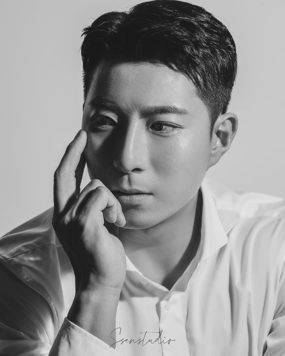 Photo shared by 남빅토리ㅣ송도PT, 인천PTㅣ조정 국가대표 출신 트레이너🇰🇷 on October 28, 2025 tagging @rowing.master. May be a black-and-white image of one or more people, bangs, top, bolo tie and text.