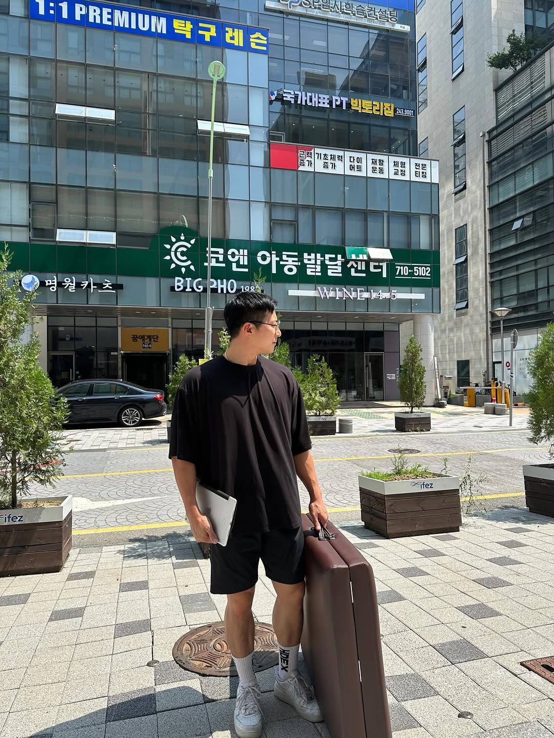 Photo by 남빅토리ㅣ송도PT, 인천PTㅣ조정 국가대표 출신 트레이너🇰🇷 in 인천 송도신도시 with @rowing.master. May be an image of suitcase, briefcase, cornflower, street and text that says ':1 1PREMIUM 탁구레손 스매 국가대표 PT 국가대표.빅토리집 빅토리집사럼어 3動 빅토리집 기초체력 다이 어도 명월카츠 道 코엔 아동 발달 아동발달센터 AI 710- 710-5102 5102 BIG PHO 1982 —WINE145 レヤ WH itez'.