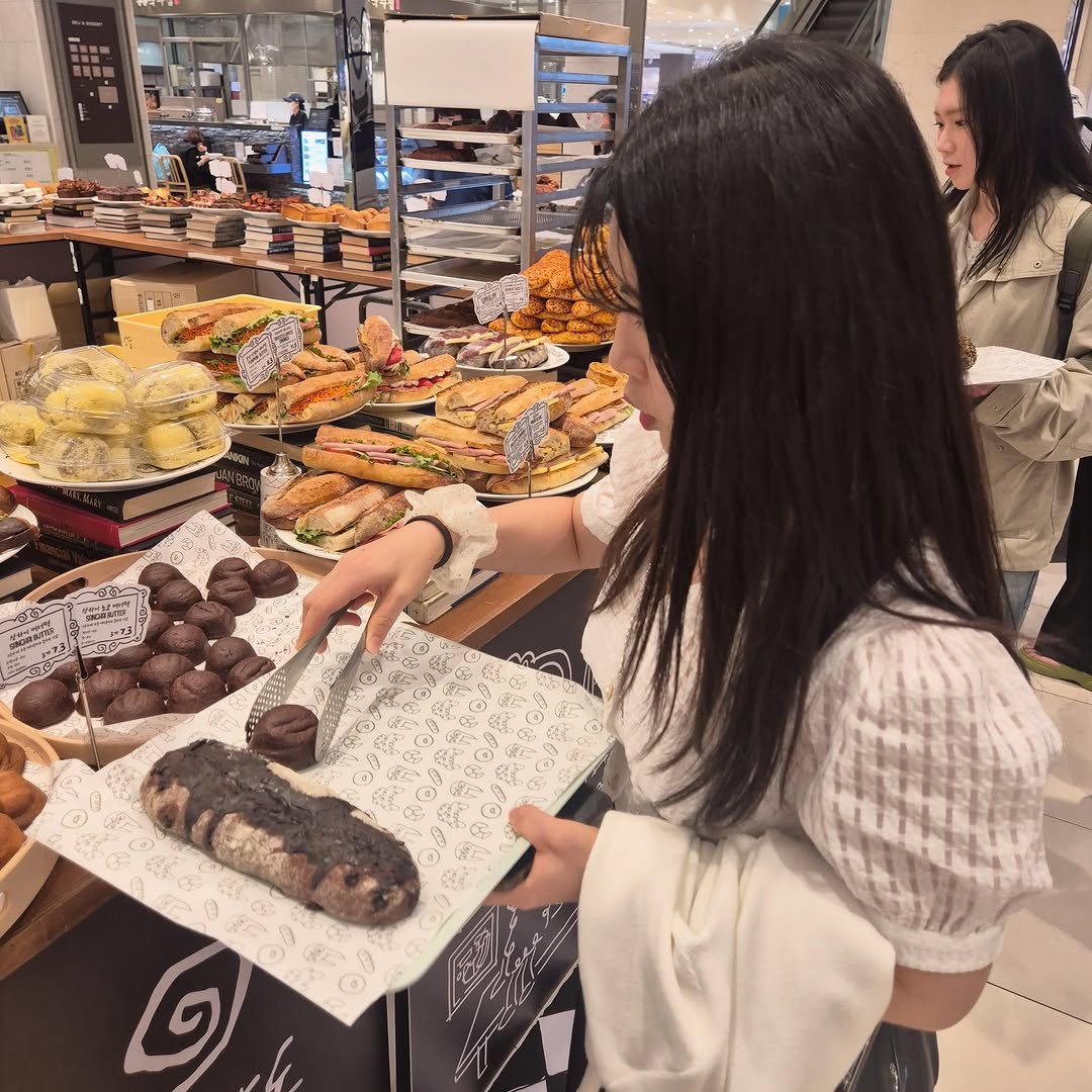 fit_yujung 게시물 이미지: 오늘 낮에 영화보러 나왔는데
글쎄 백화점에서 빵 팝업을 하는거에요!!
빵에 눈이...