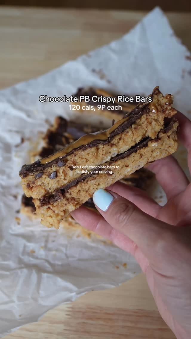 fitfood_ae 게시물 이미지: Peanut Butter Chocolate Bars 🍫🥜

Recipe below!...