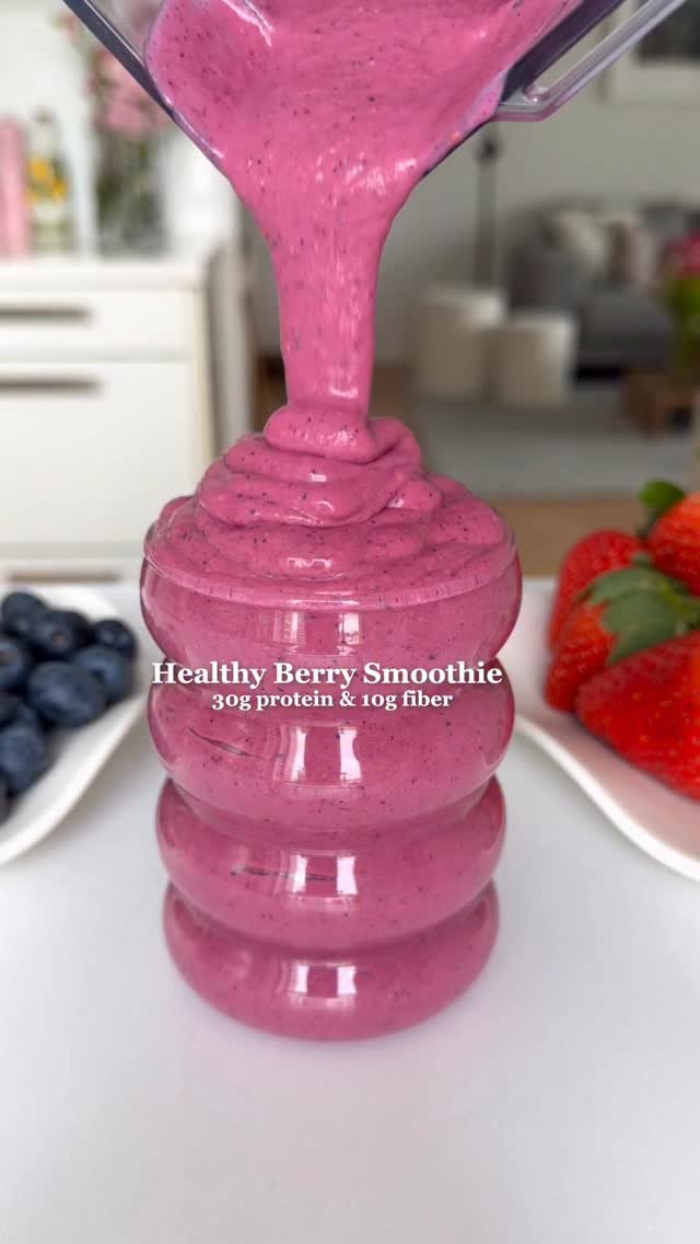 fitfoodieselma 게시물 이미지: Healthy Berry Smoothie🫐🍓 This contains 10g of...