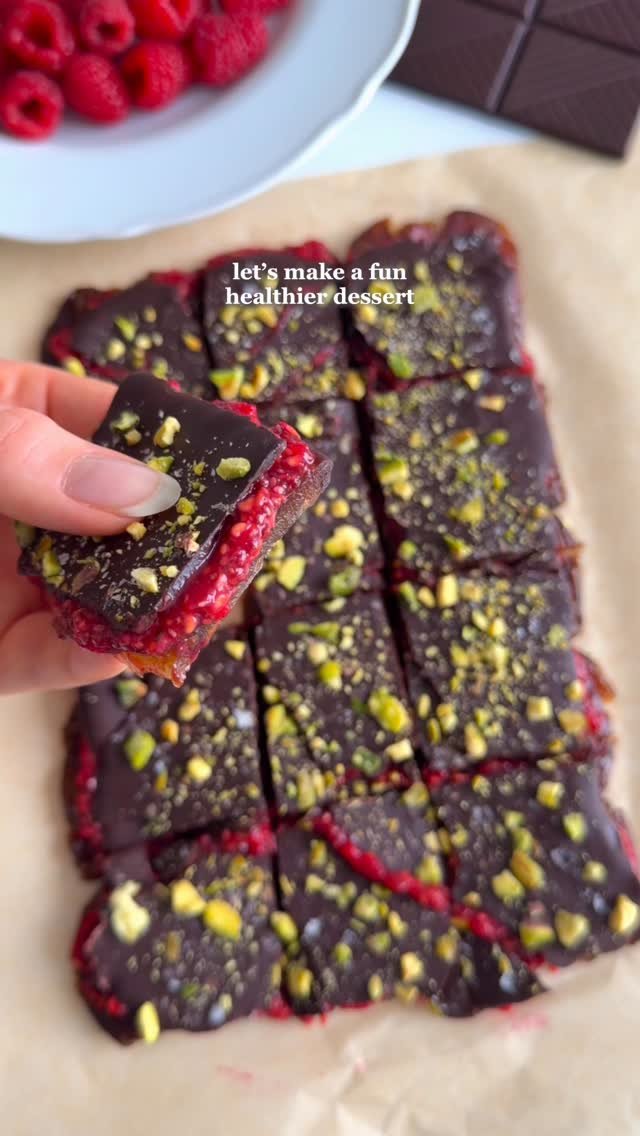 fitfoodieselma 게시물 이미지: Healthier Dessert Idea: Raspberry Date Bark😍...