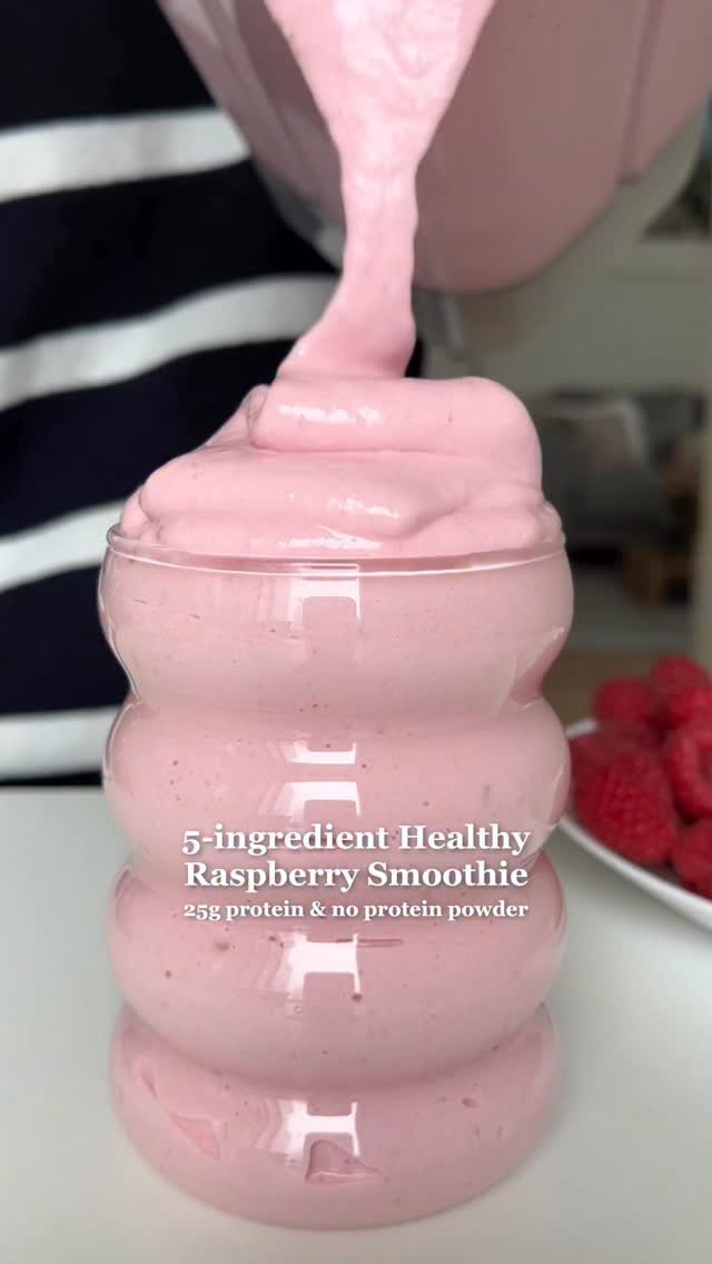 fitfoodieselma 게시물 이미지: 5-ingredient Healthy Raspberry Smoothie😍 More...