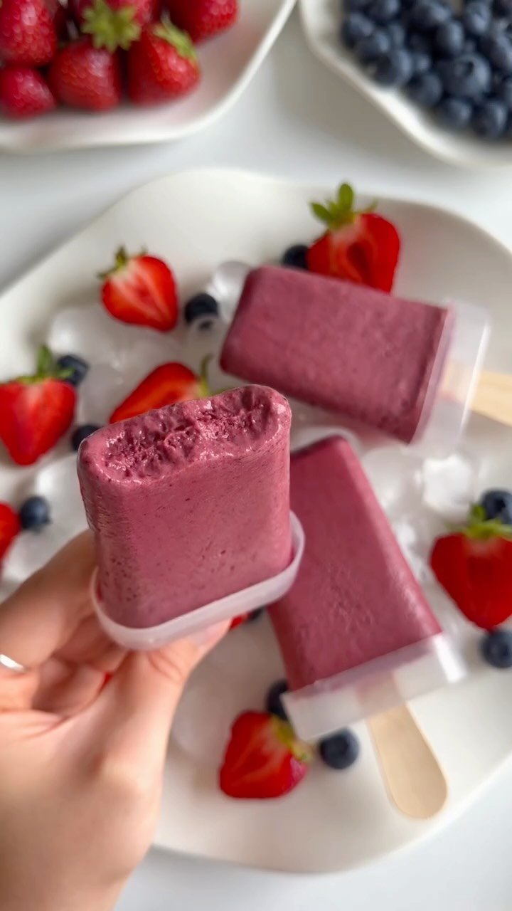 fitfoodieselma 게시물 이미지: 5-ingredient Healthy Berry Popsicles😍 These...