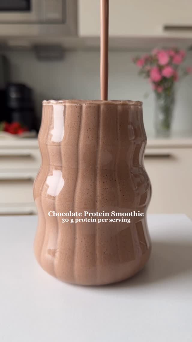 fitfoodieselma 게시물 이미지: Chocolate Protein Smoothie that tastes like a...