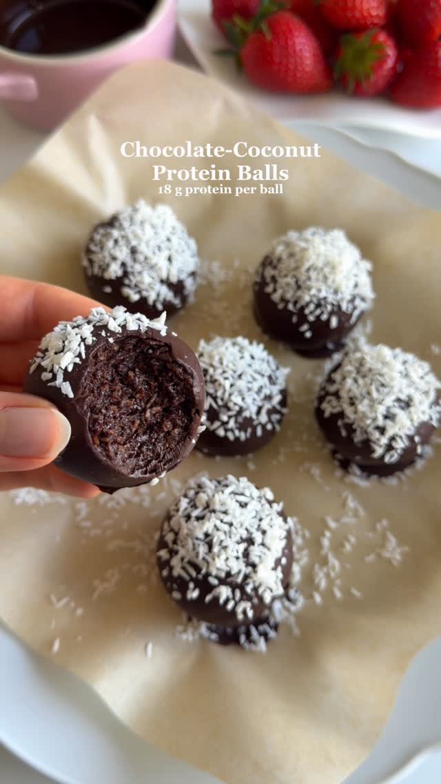 fitfoodieselma 게시물 이미지: Chocolate-Coconut Protein Balls🍫🥥 These...
