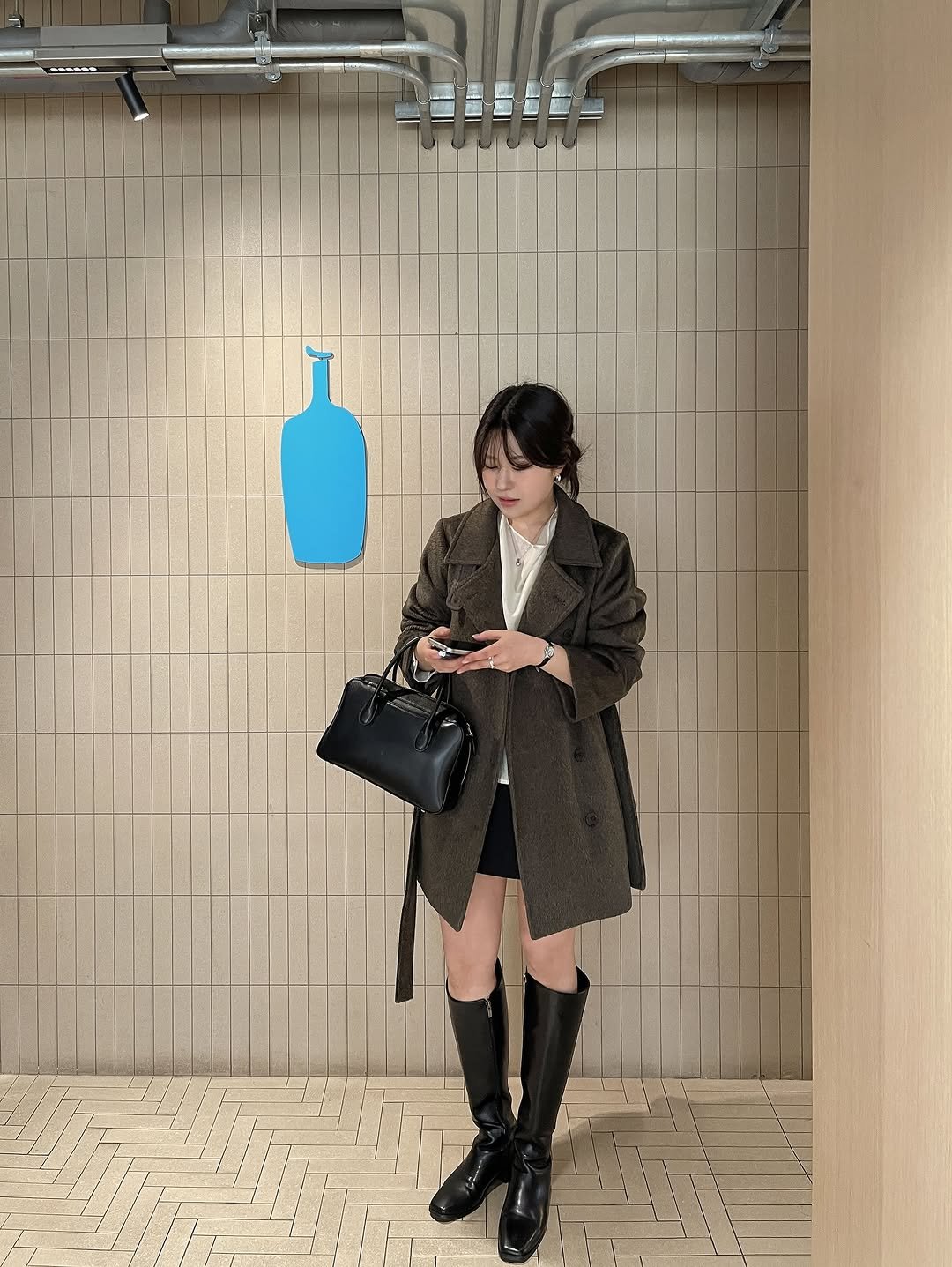 Photo by 핏츠온 | 제이 (162cm/54kg) | 스트레이트체형 on January 14, 2026. May be an image of duffle coat, overcoat, cornflower and text.