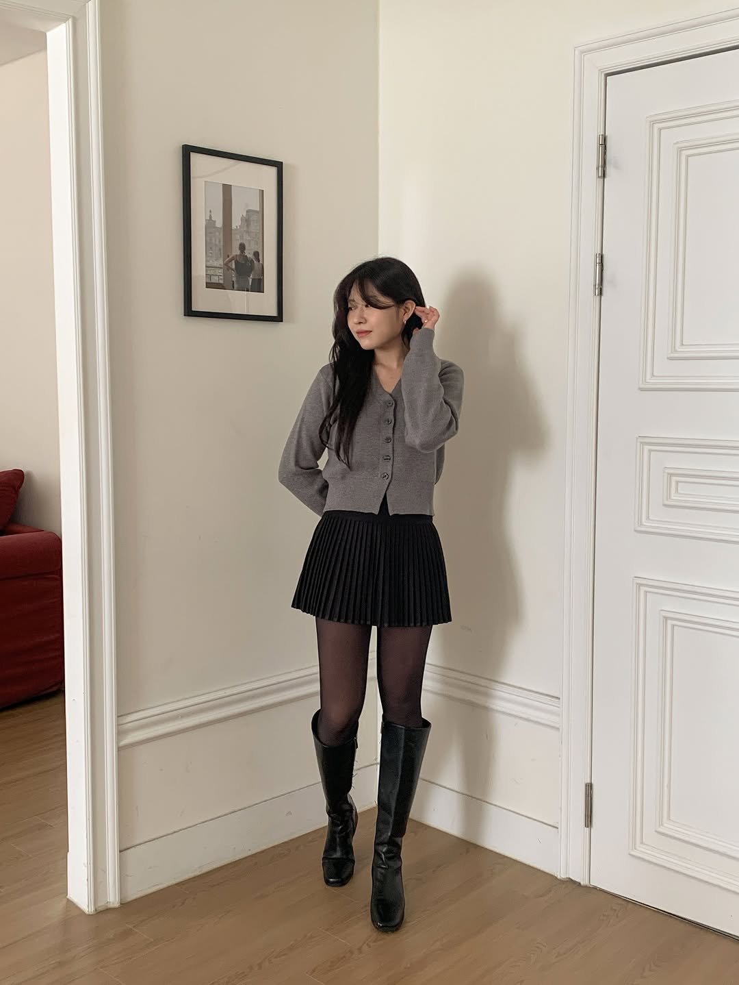 Photo by 핏츠온 | 제이 (162cm/54kg) on November 28, 2025. May be an image of boots, miniskirt and text.