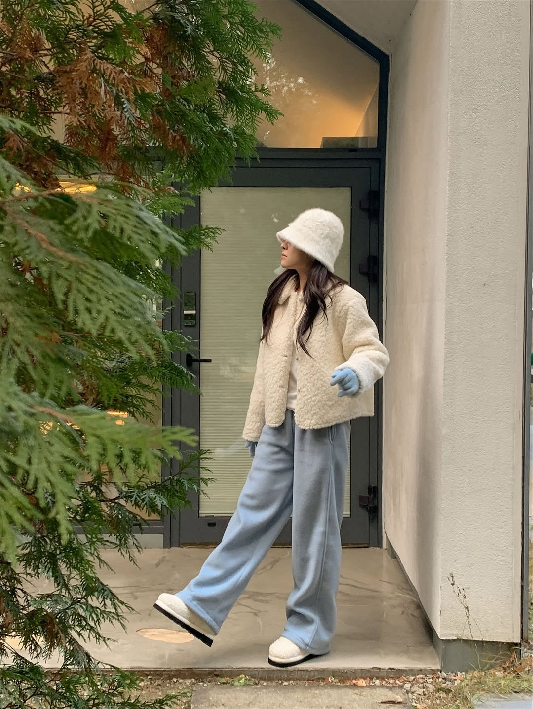 Photo by 핏츠온 | 제이 (162cm/54kg) on November 26, 2025. May be an image of duffle coat, goosedown coat, sweatpants, fur, fleece, parka and text.