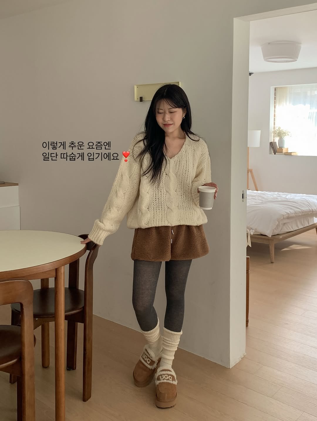 Photo by 핏츠온 | 제이 (162cm/54kg) | 스트레이트체형 on January 13, 2026. May be an image of cardigan, boots and text that says '이렇게 추운 요즘엔 일단 따습게 일단따숨게입기에요 입기에요 UGC'.