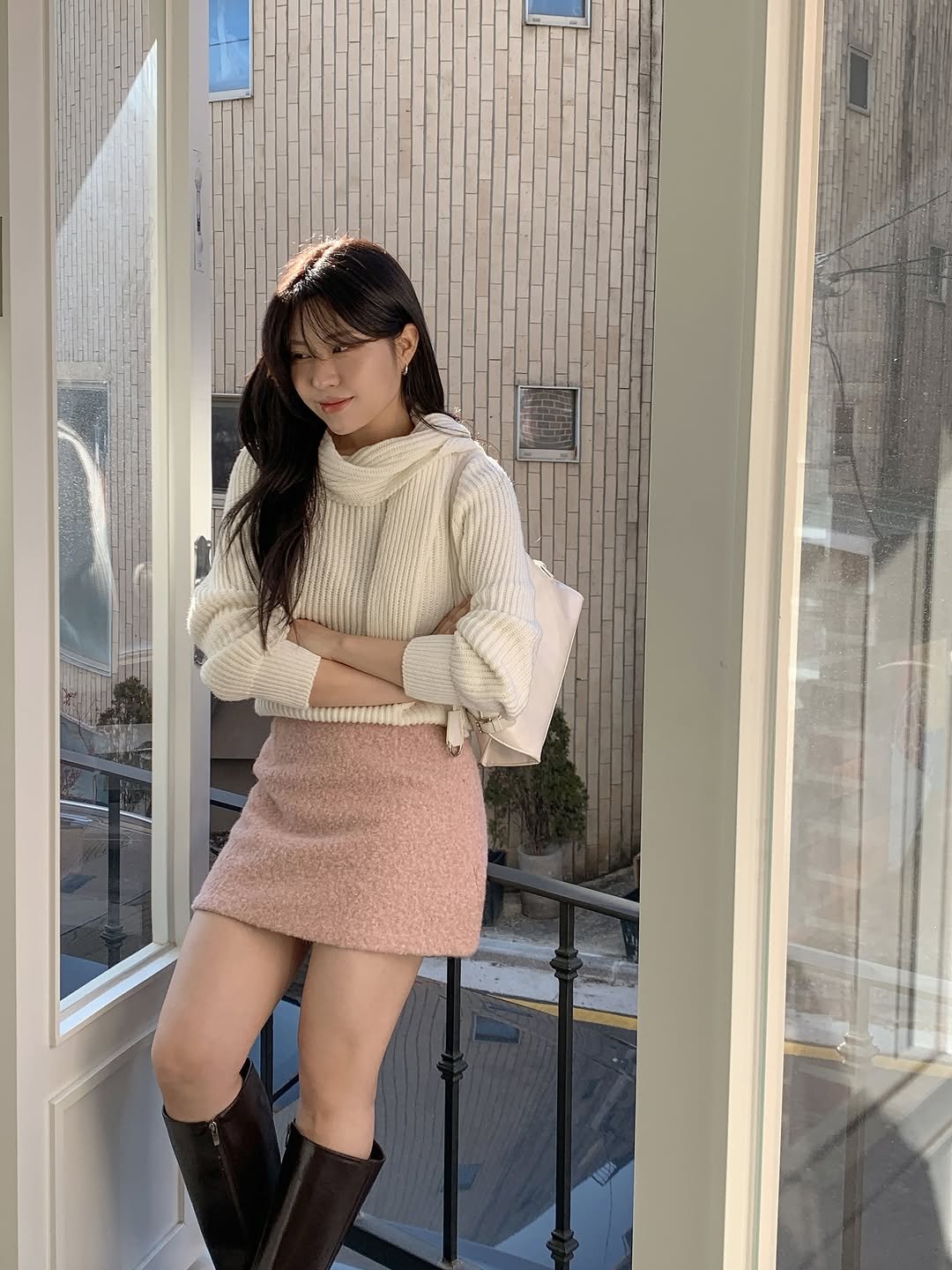 Photo by 핏츠온 | 제이 (162cm/54kg) | 스트레이트체형 on January 06, 2026. May be an image of duffle coat, boots, turtleneck, miniskirt and text.