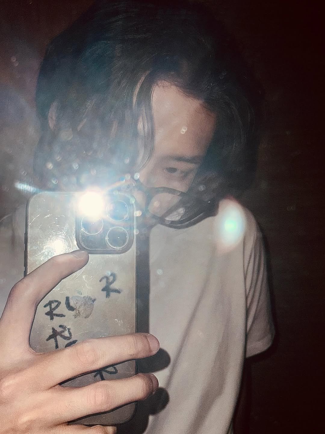 Photo by 민기 (MINGI) on November 02, 2025. May be a selfie of phone, mirror and text.