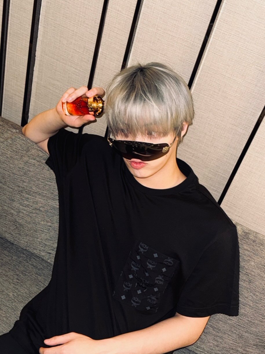 Photo by 민기 (MINGI) on March 15, 2026. May be an image of one or more people, bangs, blonde hair, top and text.