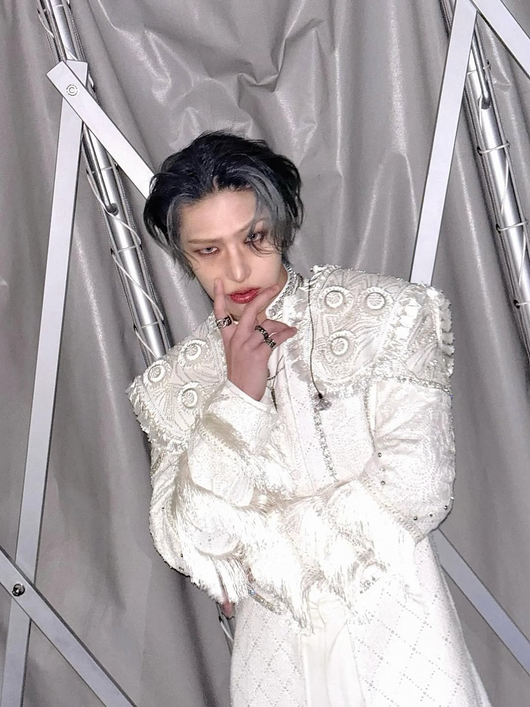 Photo by 민기 (MINGI) on December 13, 2025. May be an image of bolo tie and text that says 'O'.