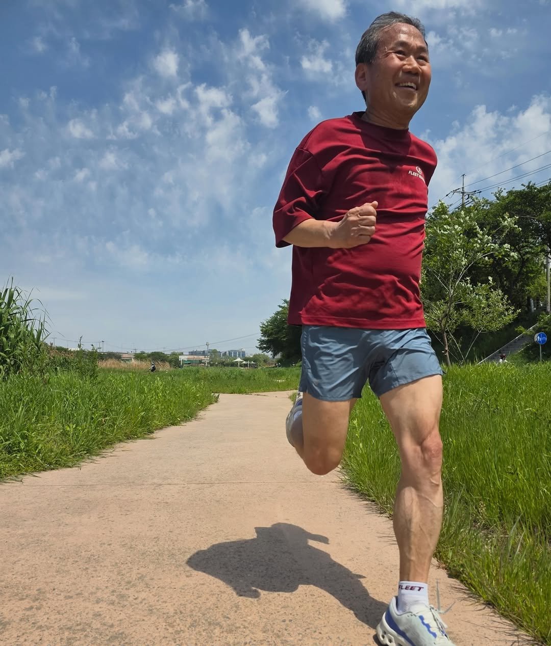 fleetrunner 게시물 이미지: 오월 일요일 달리기

태양이 제법 강렬하게 내리쬐었습니다.
맞바람이 시원하게...