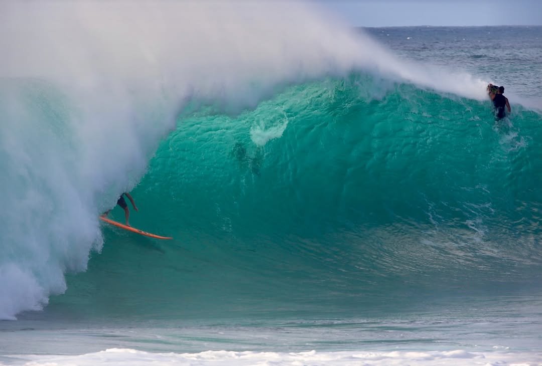 Photo by Pete Hodgson on February 25, 2026. May be an image of surfboard, wetsuit, water, ocean and text.