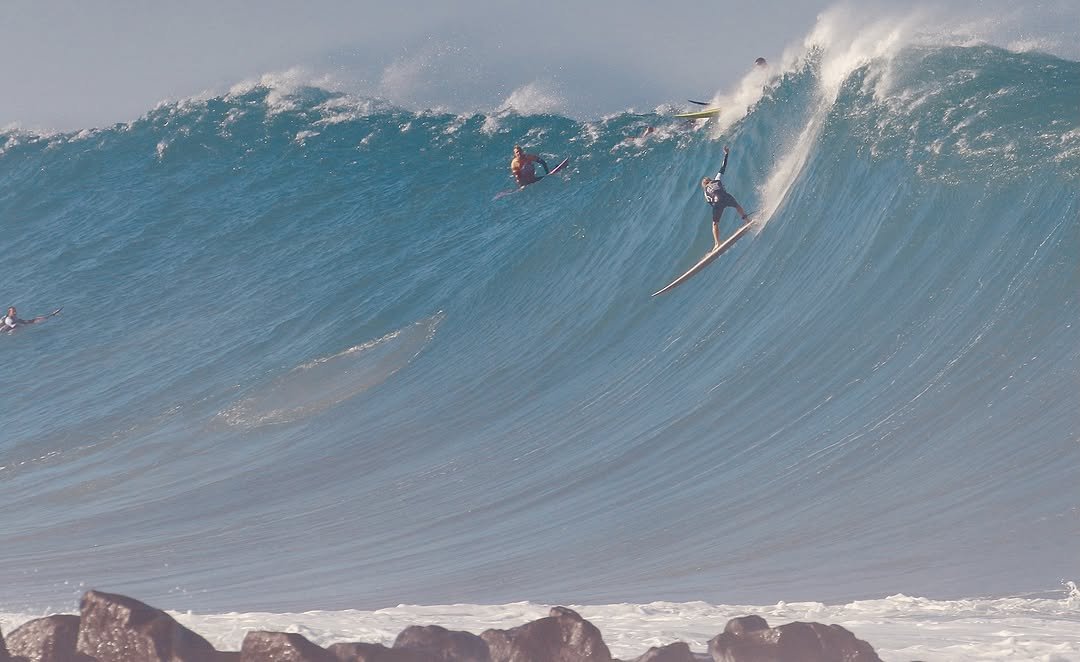 Photo by Pete Hodgson on February 23, 2026. May be an image of surfboard, wetsuit, ocean, water and text.