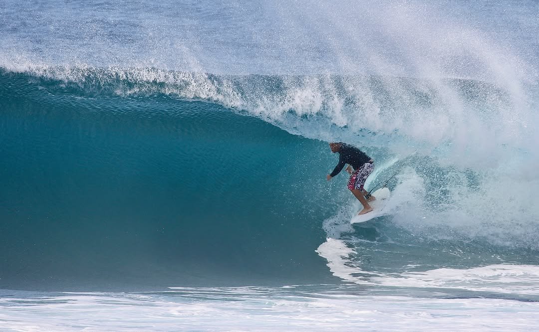 Photo by Pete Hodgson on January 08, 2026. May be an image of surfboard, wetsuit, ocean, water and text.