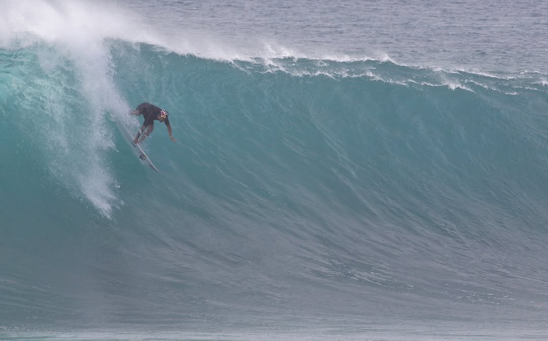 Photo by Pete Hodgson on November 29, 2025. May be an image of surfboard, wetsuit, ocean, water and text.
