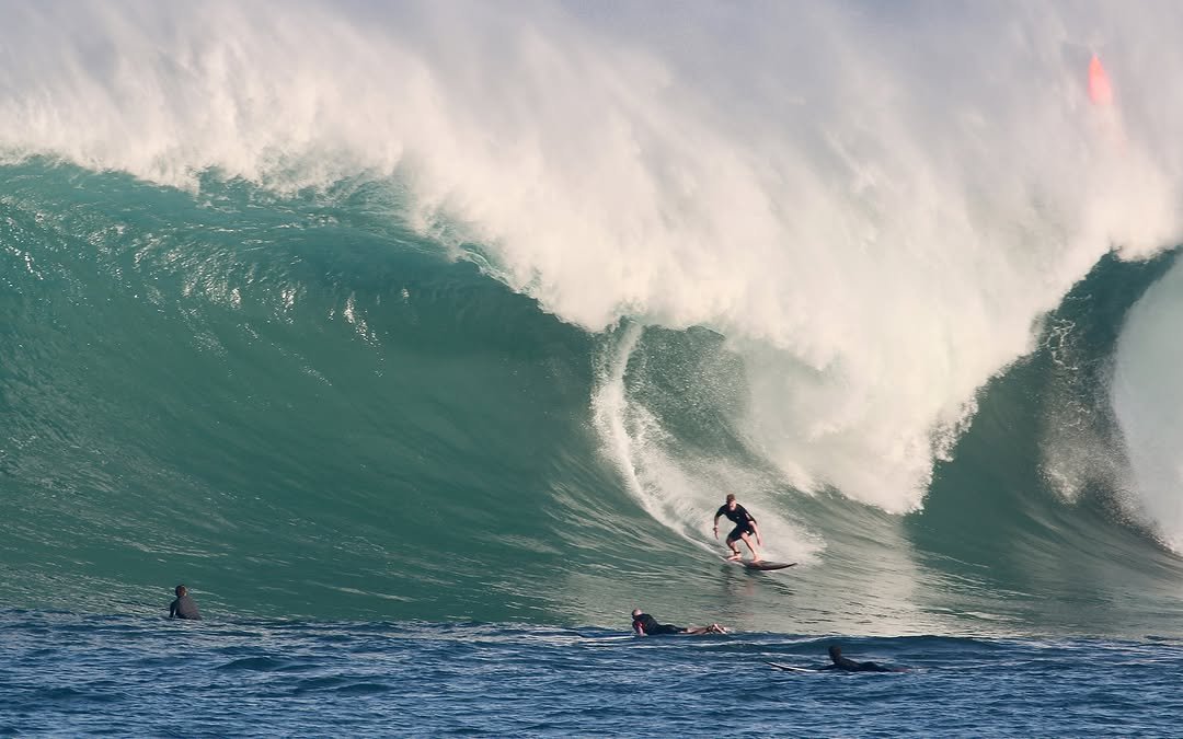 flipperhawaii 게시물 이미지: John John Florence at Waimea Bay 12/21/24...